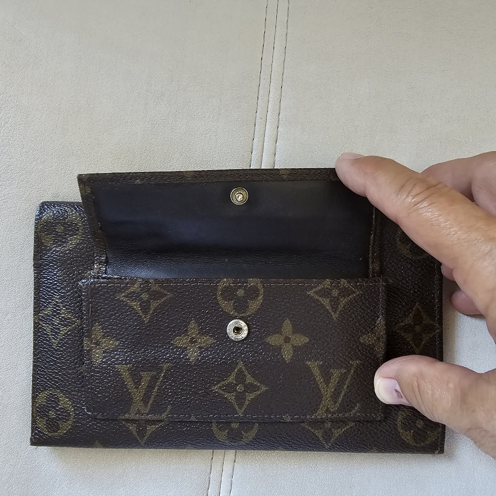 LOUIS VUITTON Checkbook - Picture 4 of 12